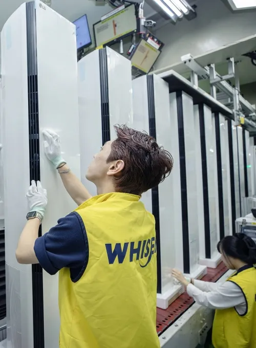 LG전자 직원들이 경남 창원의 LG전자 에어컨 생산라인에서 스탠드 에어컨을 생산하고 있다.  LG전자 제공