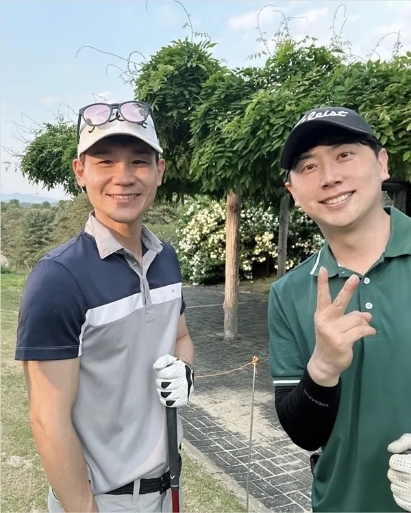 한지혜의 남편과 남동생이 함께 포즈를 취하고 있다. 한지혜 SNS 캡처