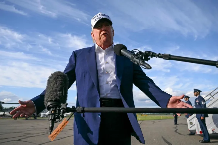 도널드 트럼프 미국 대통령이 25일(현지시간) 뉴저지주 모리스타운 공항에서 워싱턴으로 향하는 에어포스원에 탑승하기 전 기자들과 만나고 있다. 2025.5.25 뉴저지 AFP 연합뉴스