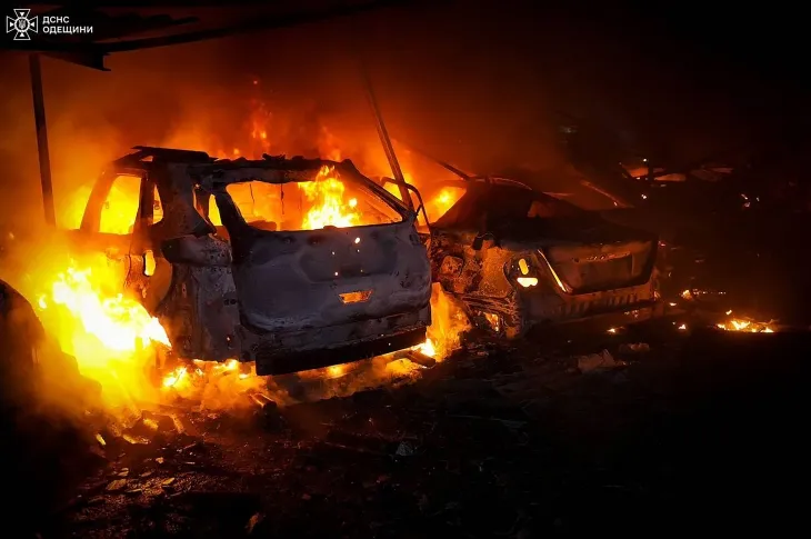 25일(현지시간) 우크라이나 오데사 지역 차량들이 러시아 드론 공습에 불타고 있다. 2025.5.25 오데사 UPI 연합뉴스(우크라이나국가비상국 자료)