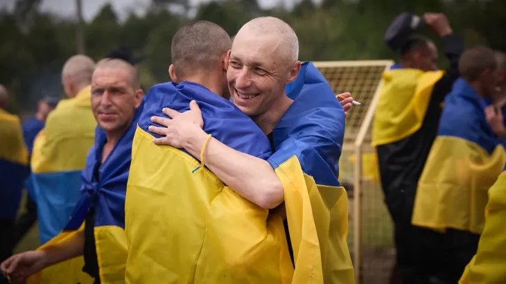 25일(현지시간) 우크라이나 체르니히우의 러시아측 교도소에서 석방된 우크라이나 전쟁포로들이 얼싸안고 있다. 2025.5.25 체르니히우 UPI 연합뉴스(우크라 대통령 공보실)