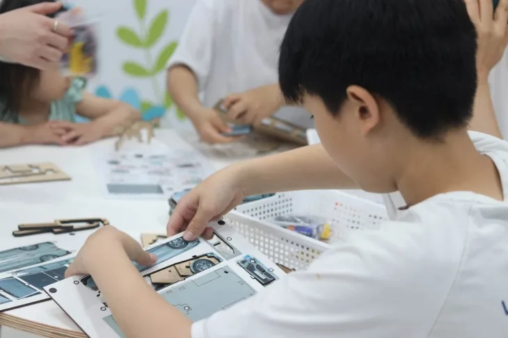 BMW 드라이빙 센터 내 마련된 주니어 캠퍼스에서 참가 학생들이 체험형 교육을 하고 있다. BMW 코리아 미래재단 제공