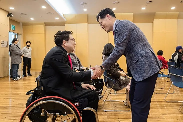 이기재(오른쪽) 서울 양천구청장이 지역 행사에서 장애인을 만나 이야기를 듣고 있다. 양천구 제공
