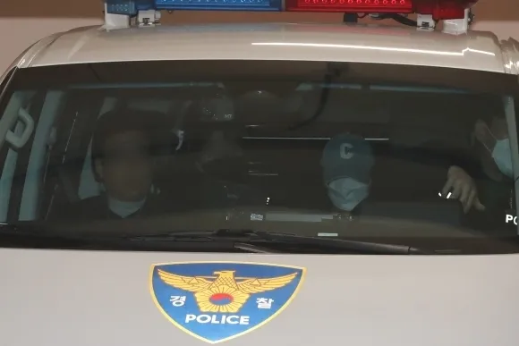 자신의 교사로 근무하는 대전의 한 초등학교에서 8살 김하늘양을 흉기로 살해한 명재완이 경찰에서 대면조사를 마치고 둔산경찰서로 이송되고 있다. 2025.3.7 뉴스1