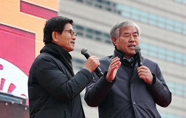 2019년 12월 25일 전광훈(오른쪽) 사랑제일교회 목사가 서울 종로구 교보문고 앞에서 열린 ‘2019 자유 대한민국 전국 연합 성탄축제’에서 발언하고 있다. 왼쪽은 김문수 현 국민의힘 대선후보. 연합뉴스 자료사진