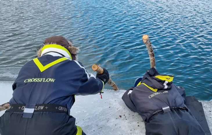 스웨덴 키루나 지역 야생 투어 가이드 미카엘 크레쿨라가 강물 속에 빠진 자신의 스마트폰을 회수하기 위해 자작나무를 이용해 찾고 있다. 삼성전자 뉴스룸