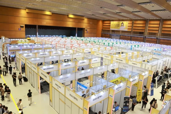 26일 서울 강남구 코엑스에서 열린 ‘2025 제1차 KB굿잡 우수기업 취업박람회’에서 구직자들이 부스를 둘러보고 있다. KB국민은행 제공