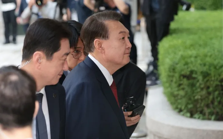 윤석열 전 대통령이 26일 서울 서초구 서울중앙지방법원에서 열린 내란 우두머리 혐의ㆍ직권남용 권리행사 방해 혐의 사건 5차 공판에 출석하고 있다. 2025.5.26 사진공동취재단