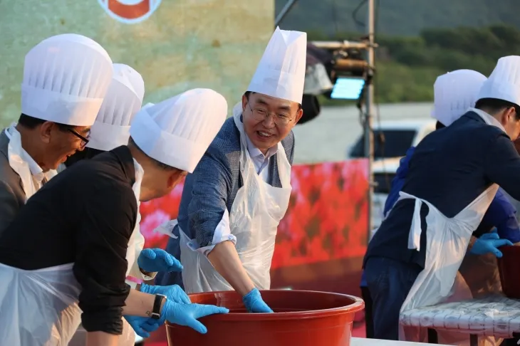 윤병태 나주시장이 ‘제21회 영산포 홍어‧한우 축제’에서 열린 홍어무침 행사에 참여하고 있다.