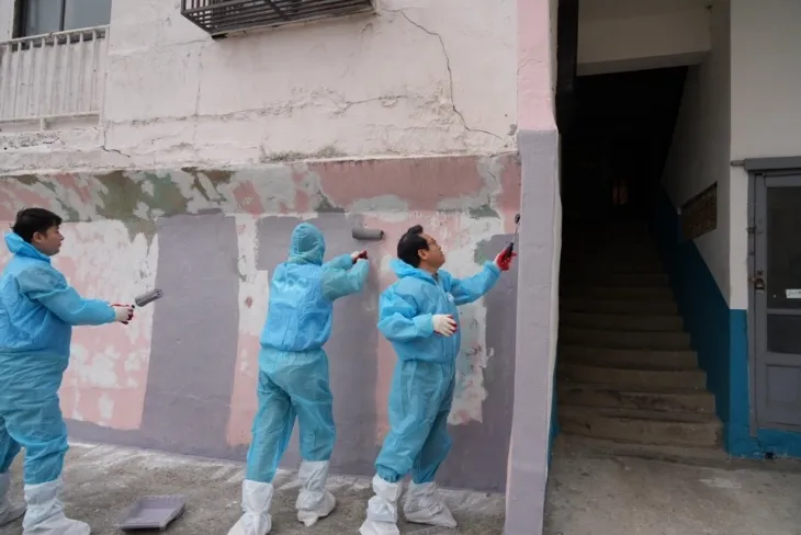 안병길(오른쪽 첫 번째) 해진공 사장이 KOBC바다사랑봉사대원과 함께 신선아파트 도색작업을 하고 있다. 해진공 제공