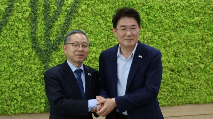 노관규 시장과 민주당 김문수 의원이 순천시장실에서 ‘대선 투표 독려 캠페인’ 협력을 약속한 후 서로 손을 잡고 있다.