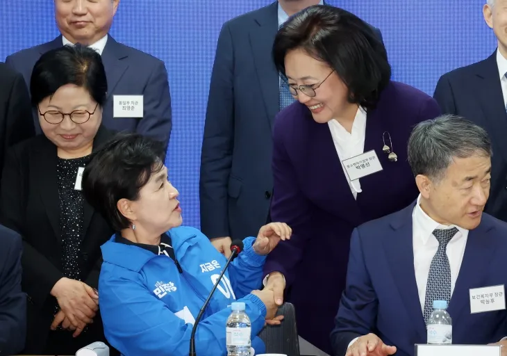 박영선 전 장관과 악수하는 강금실 선대위원장