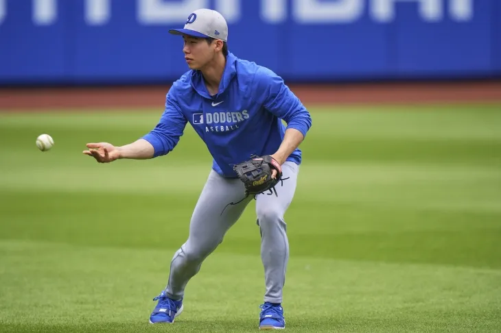 김혜성(로스앤젤레스 다저스)이 25일(한국시간) 미국 뉴욕 시티 필드에서 열린 2025 미국프로야구 메이저리그(MLB) 정규시즌 뉴욕 메츠와의 원정 경기를 앞두고 몸을 풀고 있다. 뉴욕 AP 연합뉴스