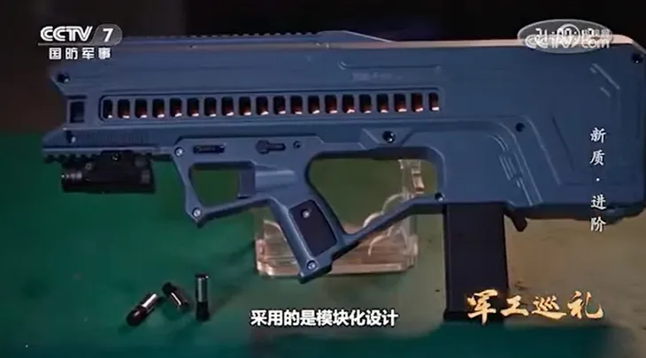 중국이 분당 3000발의 탄환을 발사할 수 있는 코일건(전자기 코일을 이용한 무기)을 개발한 것으로 전해졌다. 사진은 지난 3월 중국중앙TV(CCTV) 관련 보도 화면.