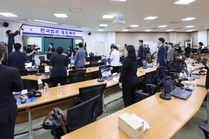 법관의결 대선 후로 미뤘지만… ‘李 판결 유감’ 안건 상정은 초유