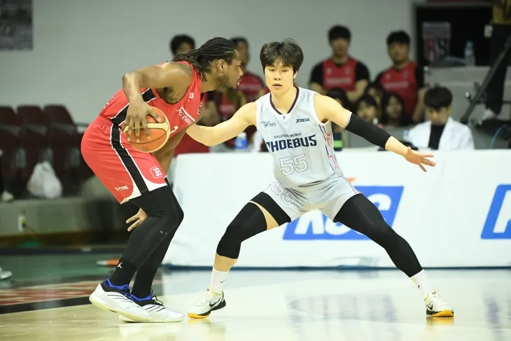 울산 현대모비스 소속이었던 한호빈이 3월 23일 안양 정관장아레나에서 열린 2024~25 프로농구 정규시즌 안양 정관장과의 원정 경기에서 디욘테 버튼을 막고 있다. KBL 제공