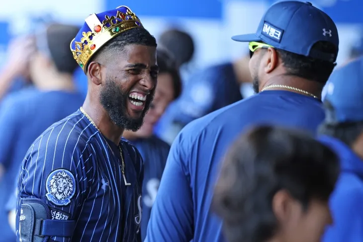 삼성 라이온즈 르윈 디아즈가 25일 대구 삼성라이온즈파크에서 열린 2025 KBO리그 정규시즌 KIA 타이거즈와의 홈 경기에서 끝내기 홈런을 친 뒤 기뻐하고 있다. 삼성 라이온즈 제공