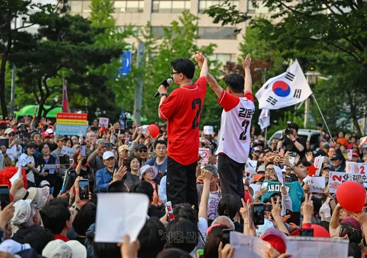 김문수 국민의힘 대선 후보, 한동훈 국민의힘 전 대표가 26일 서울 도봉구 방학사거리에서 열린 ‘노원·도봉·강북 집중유세’에서 지지를 호소하고 있다. 2025.5.26 안주영 전문기자