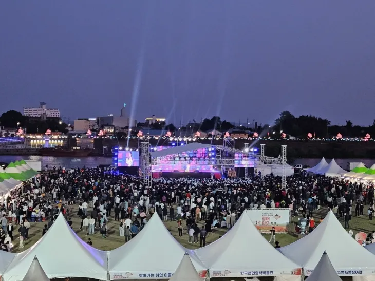 지난 25일 전남 나주 영산강 둔치체육공원에서 제21회 영산포 홍어·한우 축제 폐막식이 열리고 있다. 나주시 제공