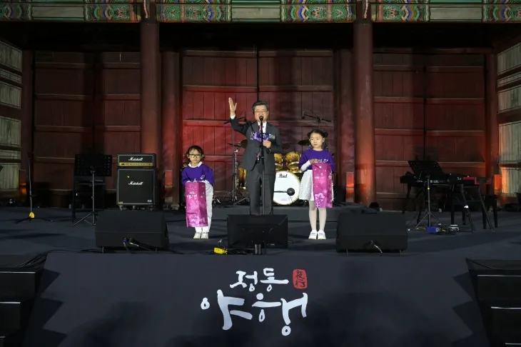 김길성 서울 중구청장이 지난 23일 열린 지역 대표 축제이자 우리나라 최초의 문화유산 야행인 ‘정동야행’ 개막식에서 인사말을 하고 있다. 중구 제공