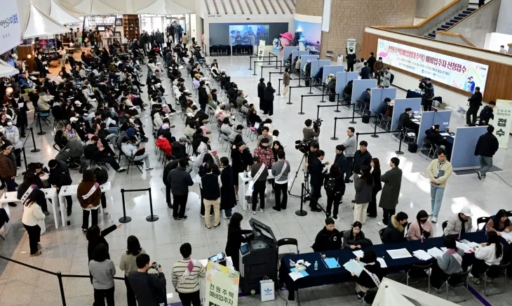 지난 3월 6일 인천시청에서 천원주택 예비입주자 모집이 진행되고 있다. 연합뉴스