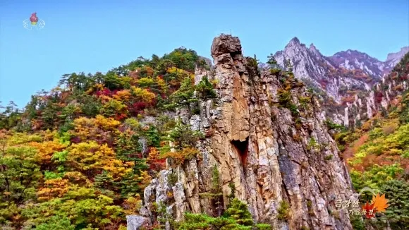 북한 조선중앙TV는 드론을 이용해 붉게 물든 금강산의 가을풍경을 다양한 각도에서 촬영한 영상을 방영했다. 2023.10.24 조선중앙TV 화면