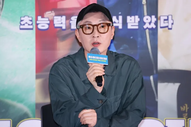 강형철 감독이 26일 오후 서울 용산구 CGV용산아이파크몰에서 열린 영화 ‘하이파이브’ 언론시사회 및 기자간담회에서 인사말을 하고 있다. 2025.5.26 연합뉴스