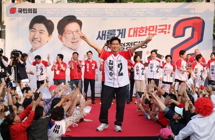 국민의힘 김문수 대선 후보가 26일 서울 도봉구 방학사거리에서 집중유세를 하고 있다. 연합뉴스