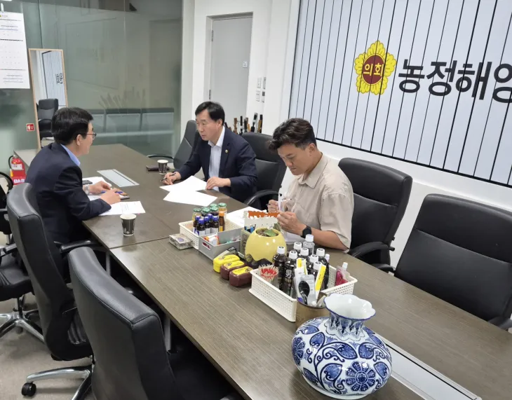 윤종영 의원이 5월 23일, 성제훈 경기도농업기술원장으로부터 ‘연천군 농림위성 기반 스마트농업 시스템 개발’ 사업의 진행 경과 및 계획 보고를 받고 있다.