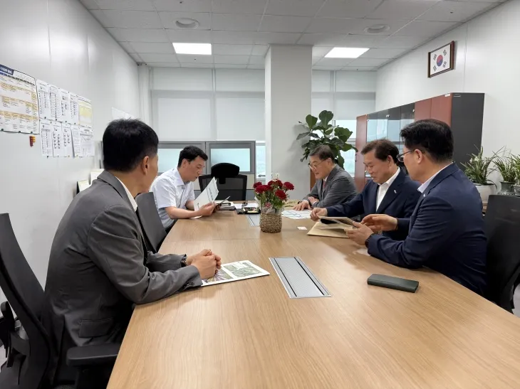 김윤철 합천군수 등이 정부세종청사 내 행정안전부를 찾아 지역 주요 사업 국비 지원을 건의하고 있다. 2025.5.27. 합천군 제공