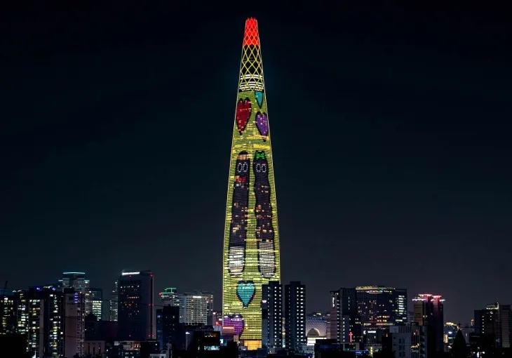 11월 11일 오후 6시부터 송출되는 롯데월드타워 빼빼로데이 미디어 파사드. 롯데웰푸드 제공