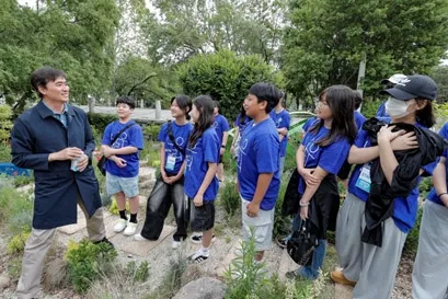 글로벌 식품 전처리 및 포장 기술 선도 기업 테트라팩 코리아가 지난 24일 서울시 마포구 상암동 월드컵공원 서울에너지드림센터 앞 잔디광장에서 제13회 ‘2025 난빛축제‘를 성황리에 진행했다. 이날 행사에는 배우 김석훈이 참석했으며, 테트라팩 에코 서포터즈 및 나우리 중등연합 학생들과 함께 환경에 관해 이야기하고 교류하는 시간을 가졌다. ‘쓰저씨(쓰레기 줍는 아저씨)’라는 별명을 가지고 있는 배우 김석훈은 유튜브 등 다양한 채널을 통해 환경보호의 필요성을 전하고 있다.  사진- 테트라팩 코리아 제공