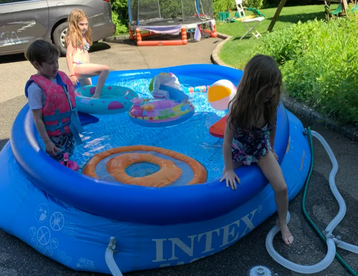 애덤 리스버그의 세 자녀가 작은 수영장에서 놀고 있는 모습. 애덤 리스버그 엑스(X·옛 트위터 캡처)