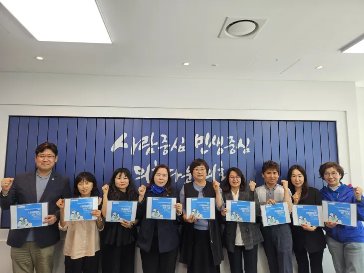 최효숙 의원을 비롯하여 정담회에 참석한 김미숙 의원, 김태형 의원과 ‘다함께돌봄센터’ 경기도협의회 박진숙 회장 및 임원들이 함께 기념촬영을 하고 있다.