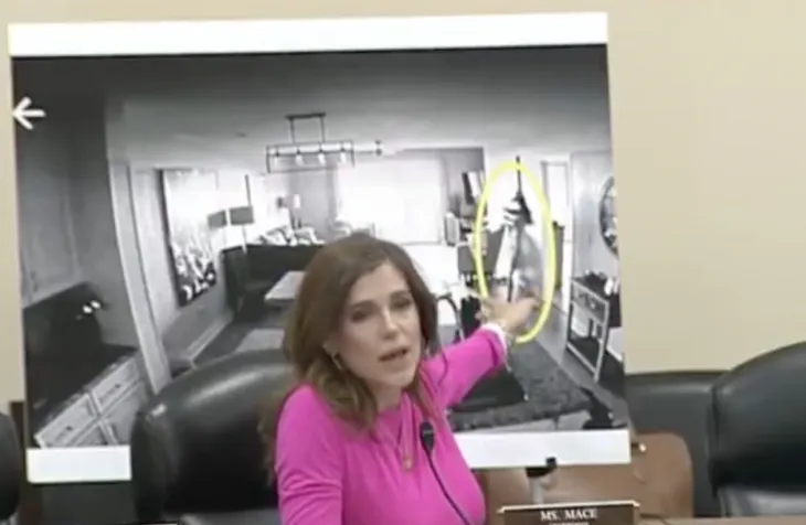 미국의 한 여성 의원이 나체로 거실을 걷고 있는 자신의 모습이 담긴 사진을 공유하며 “전 약혼자가 내 동의 없이 사진을 찍었다”고 주장해 충격을 주고 있다. 엑스(옛 트위터) 캡처