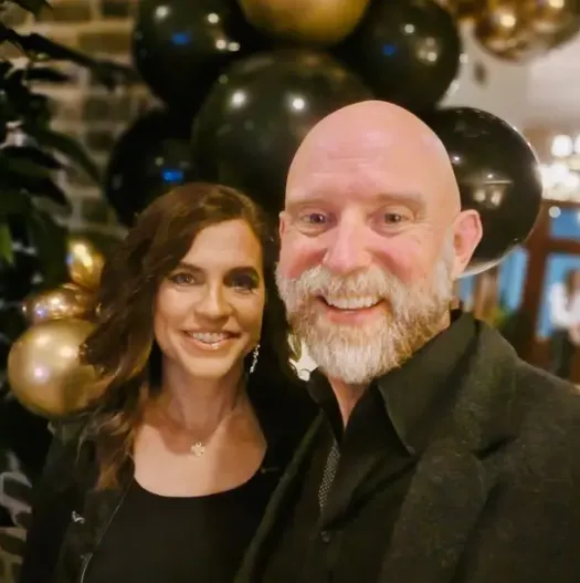 미국의 한 여성 의원이 나체로 거실을 걷고 있는 자신의 모습이 담긴 사진을 공유하며 “전 약혼자가 내 동의 없이 사진을 찍었다”고 주장해 충격을 주고 있다. 사진은 낸시 메이스 의원(왼쪽)와 전 약혼자 패트릭 브라이언트. 인스타그램 캡처