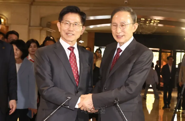 김문수 국민의힘 대선후보와 이명박 전 대통령이 27일 서울 여의도 켄싱턴호텔에서 만나 인사를 하고 있다. 2025.5.27 안주영 전문기자