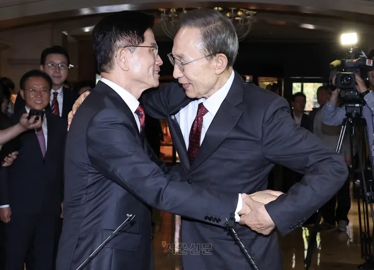 김문수 국민의힘 대선 후보와 이명박 전 대통령이 27일 서울 여의도 켄싱턴호텔에서 만나 포옹하고 있다. 2025.5.27 안주영 전문기자