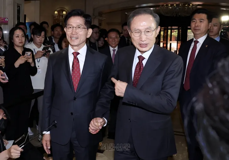 김문수 국민의힘 대선 후보와 이명박 전 대통령이 27일 서울 여의도 켄싱턴호텔에서 오찬을 함께하기 위해 음식점으로 이동하고 있다. 2025.5.27 안주영 전문기자