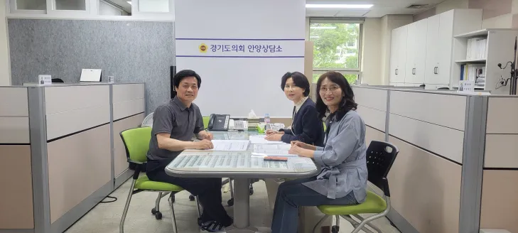 문형근 의원이 5월 26일 의회 안양상담소에서 윤영미 여성가족국 국장, 관계공무원과 여성가족국 주요 현안 논의를 위한 정담회를 갖고 함께 기념촬영을 하고 있다.