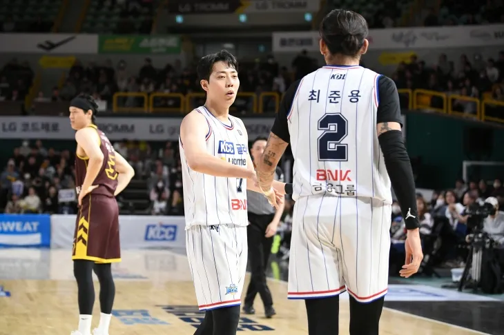 부산 KCC 소속이었던 정창영이 지난 2월 6일 창원체육관에서 열린 2024~25 프로농구 정규시즌 창원 LG와의 원정 경기에서 최준용과 하이파이브하고 있다. KBL 제공