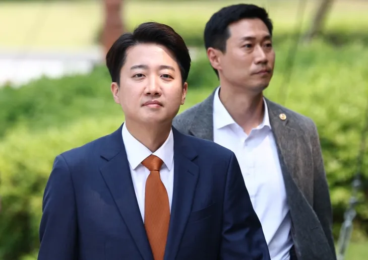 이준석 개혁신당 대선 후보가 27일 오후 서울 여의도 국회 소통관 앞에서 긴급 기자회견을 하기 위해 이동하고 있다. 2025.5.27 뉴스1