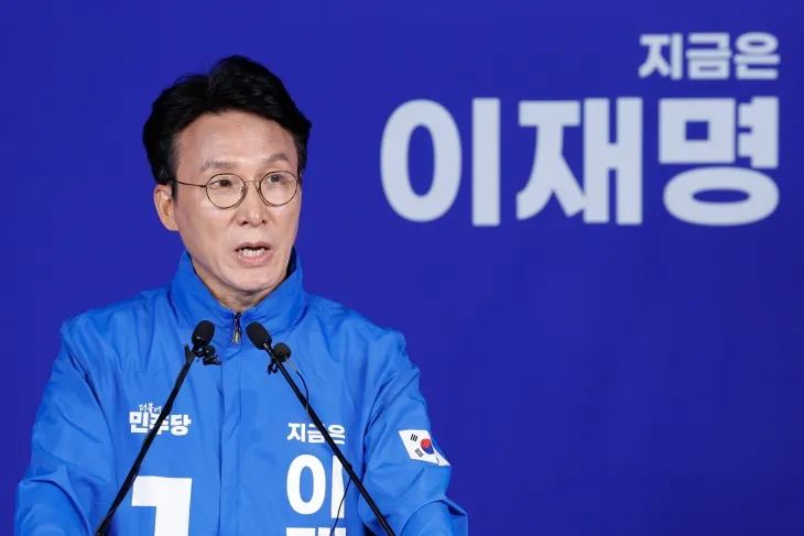 김민석 더불어민주당 상임공동선대위원장이 27일 서울 여의도 중앙당사에서 이낙연 전 국무총리와 김문수 국민의힘 후보의 개헌·공동정부 구성 연대 선언을 비판하고 있다. 2025.5.27 뉴스1