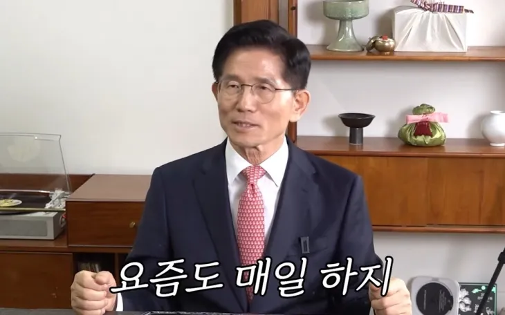 김문수 국민의힘 대선 후보가 방송인 홍진경의 유튜브 채널 ‘공부왕찐천재홍진경’에 출연한다. 영상은 오는 28일 공개된다. 자료 : 공부왕찐천재홍진경