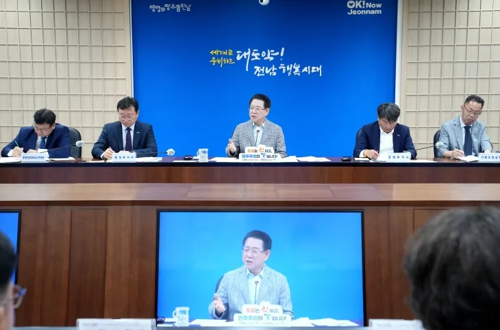 김영록 전라남도지사가 27일 도청 서재필실에서 실국장 정책회의를 주재하고 있다.