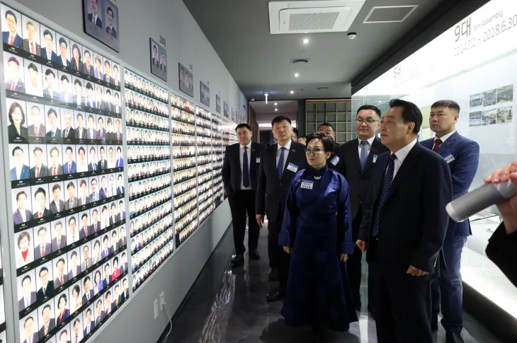 경기도의회 의정 홍보관 ‘경기마루’를 방문한 해외 의회 관계자들이 역대 도의원 사진이 전시된 전시관을 둘러보고 있다.