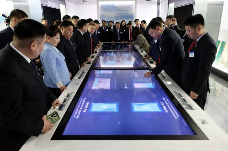 ‘경기마루’를 찾은 해외 방문단이 터치형 디지털 테이블을 통해 경기도의회의 의정활동을 체험하고 있다.