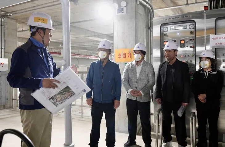 5월 7일 2024회계연도 중 하남시에서 단일사업으로 가장 큰 규모 사업인 하남 유니온파크 내 ‘공공하수처리시설 증설사업’ 현장을 방문해 하수 유입ㆍ처리ㆍ방류의 주요 설비 설치 현황을 살펴보고 있는 최훈종 대표위원(사진 오른쪽 두 번째)과 박선미 의원(사진 가운데).  하남시의회 제공
