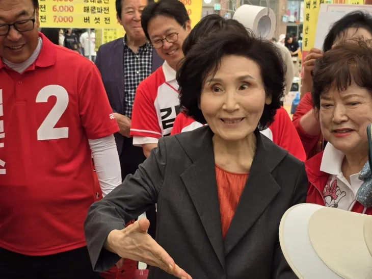 김문수 대선 후보 부인인 설난영 여사가 순천 아랫장에서 상인들과 담소를 나누고 있다.
