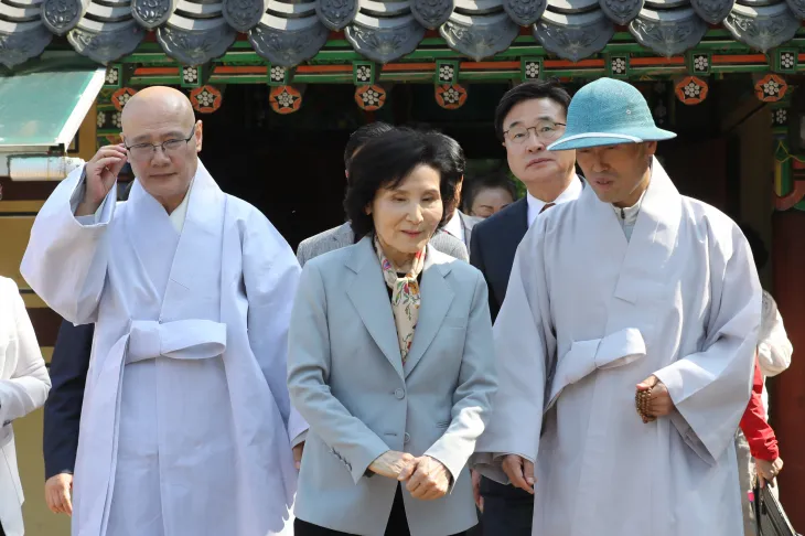 설난영(가운데)씨가 26일 부산 금정구 범어사를 방문해 주지 정오 스님(오른쪽)과 대화하며 이동하고 있다. 2025.5.26 부산 뉴스1